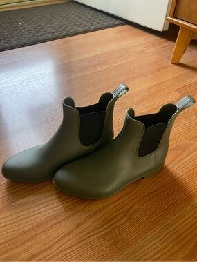 Capelli Olive Green Chelsea Rain Booties